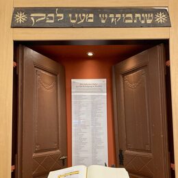 Aufgeklapptes Buch vor der Synagogentür