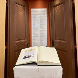 Aufgeklapptes Buch vor der Synagogentür