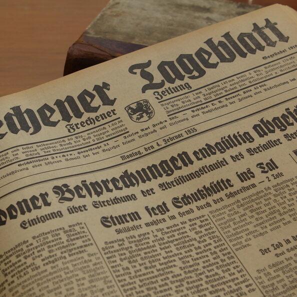 Das Bild zeigt eine antike Ausgabe des Frechener Tageblatt.