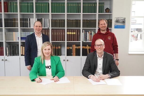 Bürgermeisterin Stupp und Schulleiter Küper unterzeichnen die Kooperationsvereinbarung.