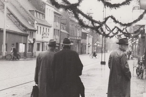 Schwarz-weißes Foto der Hauptstraße mit geschwungenem Weihnachtsschmuck