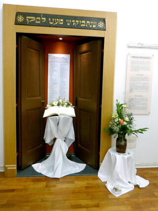Geschmücktes Denkmal der Synagogentür