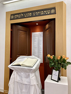 Ein Gedenkbuch vor der Ausstellung der Synagogentür