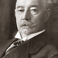 Das Bild zeigt den ehemaligen Bürgermeister Alphons Keimes mit gezwirbeltem Schnauzbart und Krawatte.