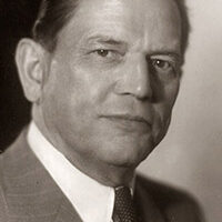 Das Bild zeigt den ehemaligen Bürgermeister Peter Toll mit Anzug und Krawatte.
