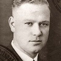 Das Bild zeigt den jungen, ehemaligen Bürgermeister Walter Küper mit welligem Haar und Anzug mit Krawatte.