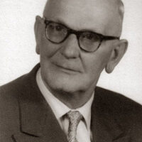 Das Bild zeigt den ehemaligen Bürgermeister Bernhard Kohlbecher mit eckiger, dunkler Brille und Anzug mit Krawatte.