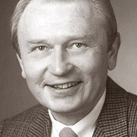 Das Bild zeigt den ehemaligen Bürgermeister Jürgen Schaufuß mit nach hinten gekämmten Haaren und Anzug mit Krawatte.