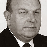 Das Bild zeigt den ehemaligen Bürgermeister Hans-Willi Meier mit Anzug und Krawatte.