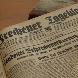 Die Aufnahme zeigt einen alten Zeitungstitel vom "Frechener Tageblatt".