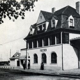 Das Bild zeigt das Gebäude des alten Bahnhofs. Es handelt sich um eine historische Aufnahme von ca. 1913.